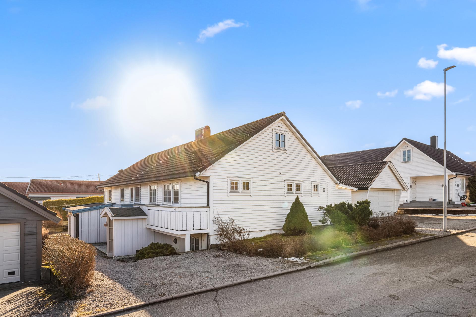 Boligen er en del av et etablert og rolig boligområde.. Bilde nummer 1 av 3