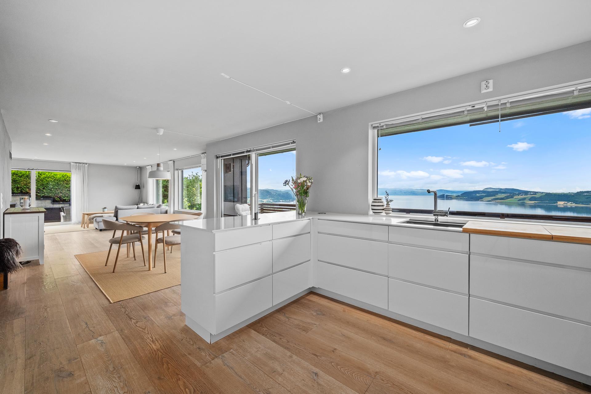 Eiendomsmegler 1 v/ Sindre Belsås har gleden av å presentere denne flott boligen med utleieleilighet i Brekka!
Foto: Interiørfoto v/Haukdal. Bilde nummer 1 av 3
