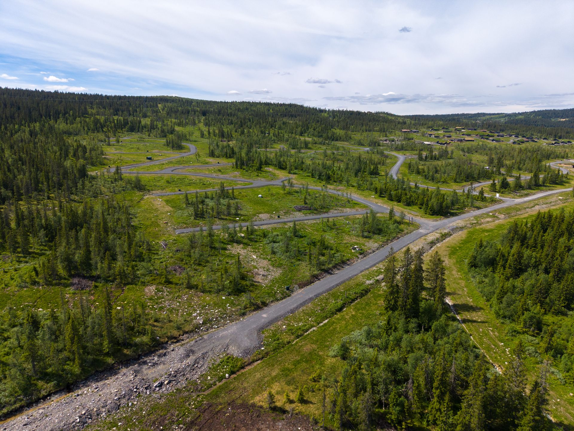 Eiendommen ligger i Gausdal kommune, omgitt av fjellnatur som inviterer til friluftsliv året rundt.. Bilde nummer 3 av 3