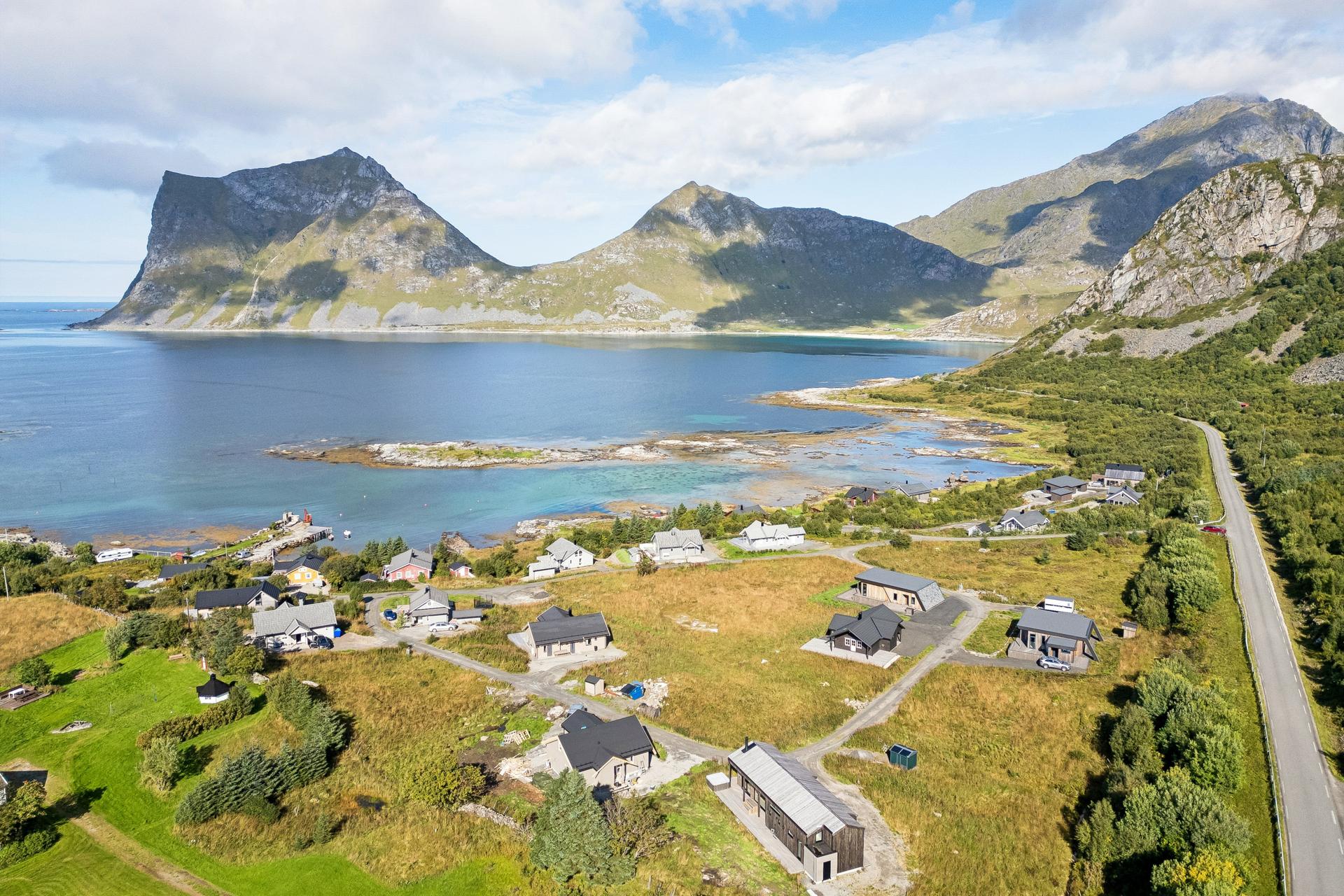 Hytta ligger i fortryllende omgivelser.. Bilde nummer 2 av 3