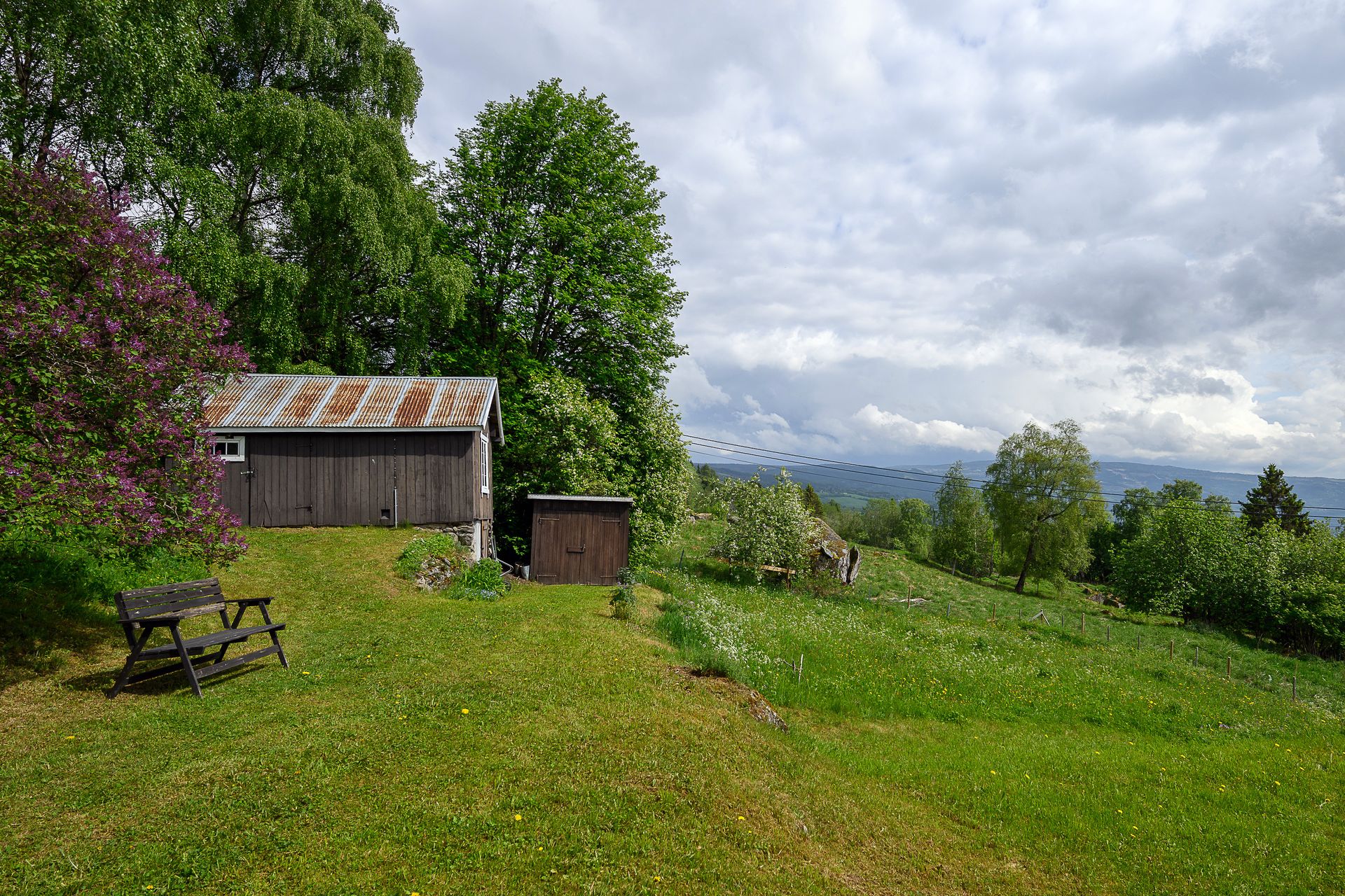 Eiendommen ligger høyt og fritt i Nordbygda, med flott utsikt og umiddelbar nærhet til turstier og skiløyper i Øyerfjellet.. Bilde nummer 3 av 3