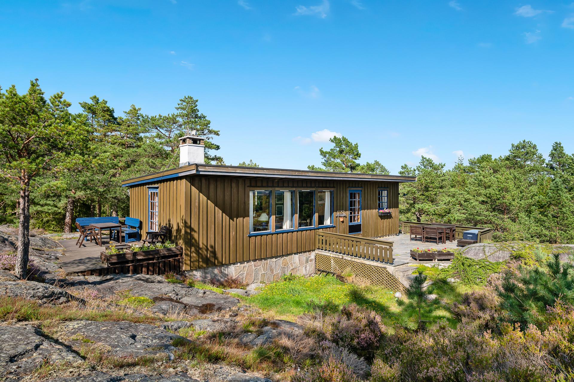 EiendomsMegler1 ved Christer Brekka  presenterer Grunnsundveien 152!       Sjarmerende hytte med tilbygget anneks, på stor og solrik tomt med flotte uteplasser og herlig sjøutsikt!  . Bilde nummer 1 av 3