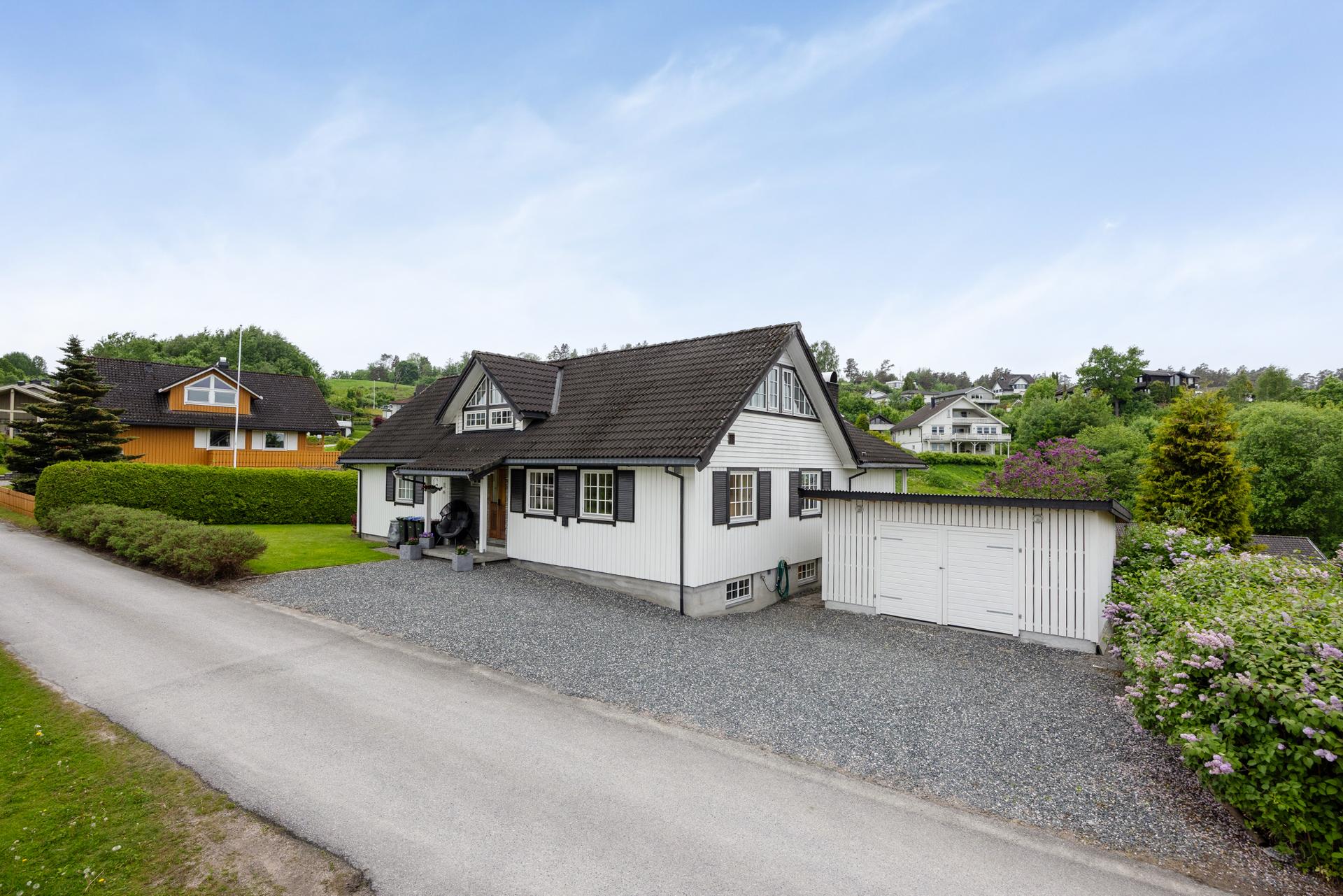 EiendomsMegler1 ved Patrick Gulmælæ ønsker velkommen til Kamperhaug 7!                                Foto Inbovi
. Bilde nummer 1 av 3
