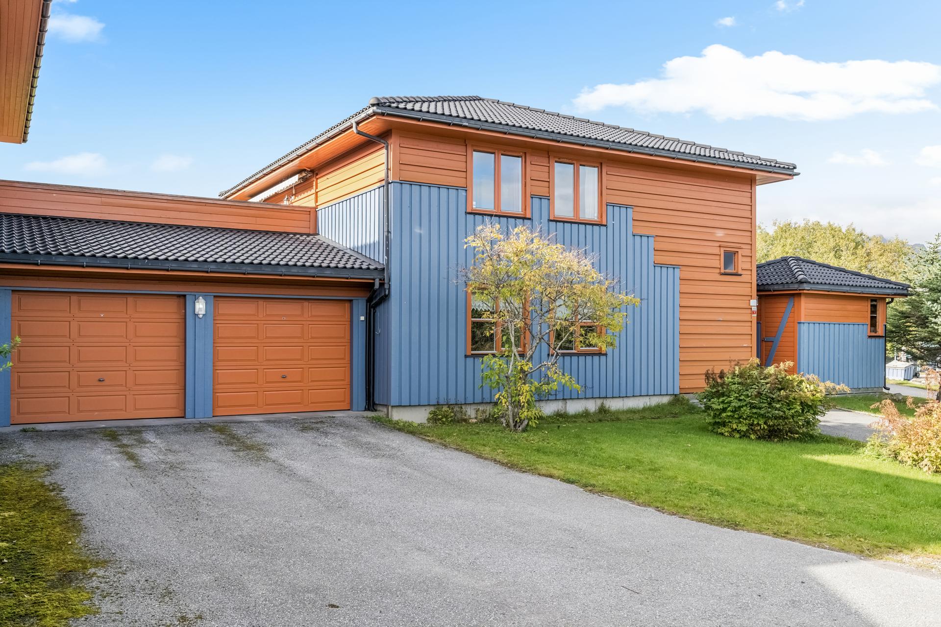 Leiligheten disponerer parkering i garasjen til venstre i bildet. . Bilde nummer 3 av 3