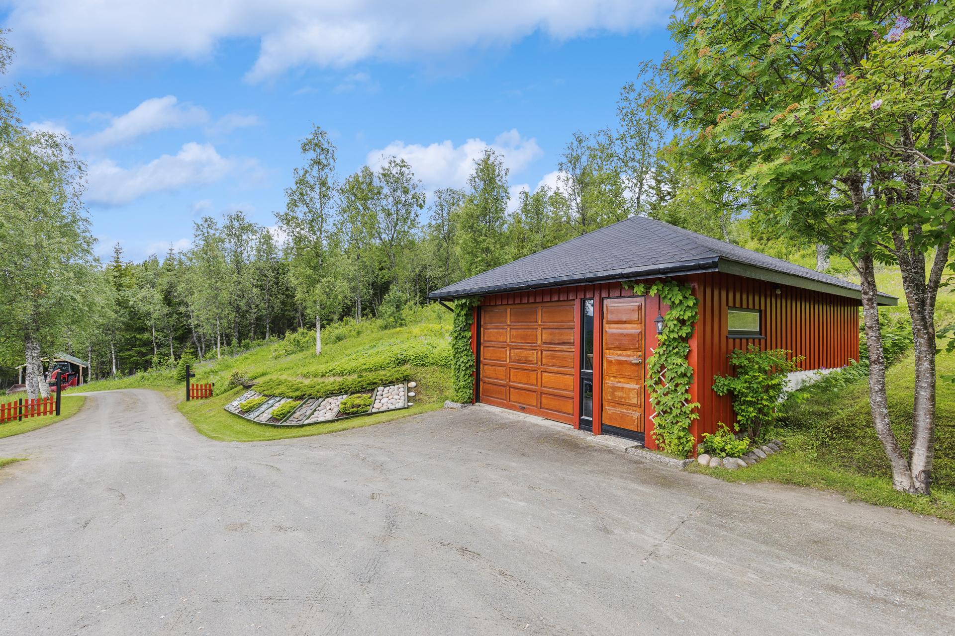 Frittstående, romslig garasje med plass til bil og oppbevaring.. Bilde nummer 3 av 3