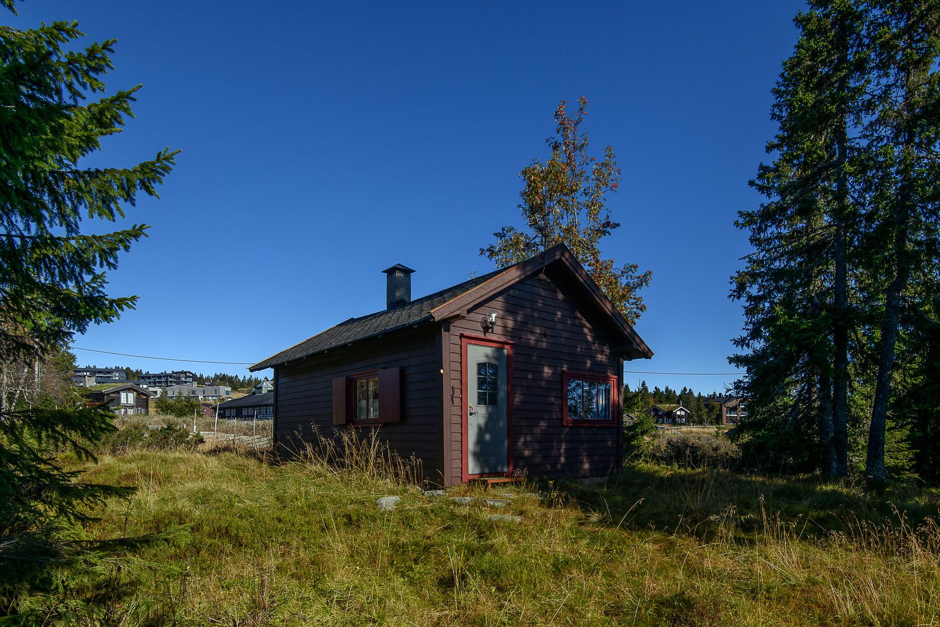 Meget enkel, liten hytte i populære omgivelser, like ved Sjusjøvannet. . Bilde nummer 2 av 3