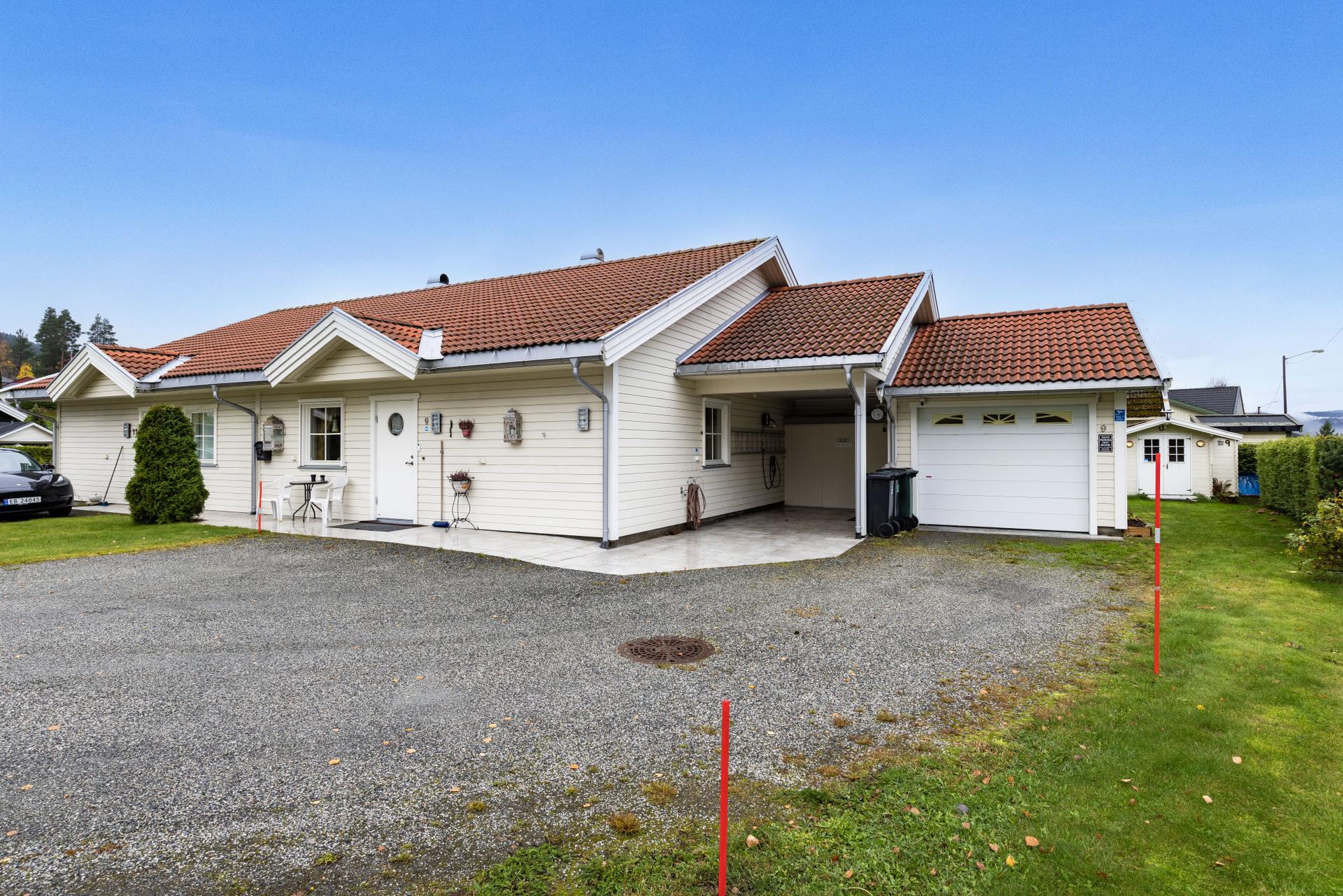 Halvpart av tomannsbolig over ett plan, oppført i 2015 med markterrasse og lettstelt hage. I tillegg carport og garasje. Bilde nummer 2 av 3