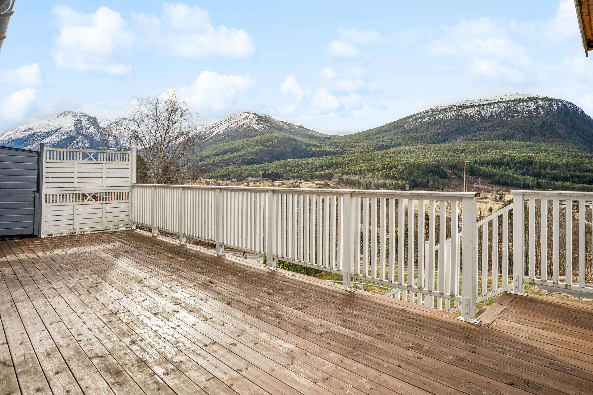 Her finn du eit meget praktisk og godt rekkehus med alt på ei flate. Romsleg terrasse på 33kvm med flott utsikt mot fjellheimen får du også! . Bilde nummer 2 av 3