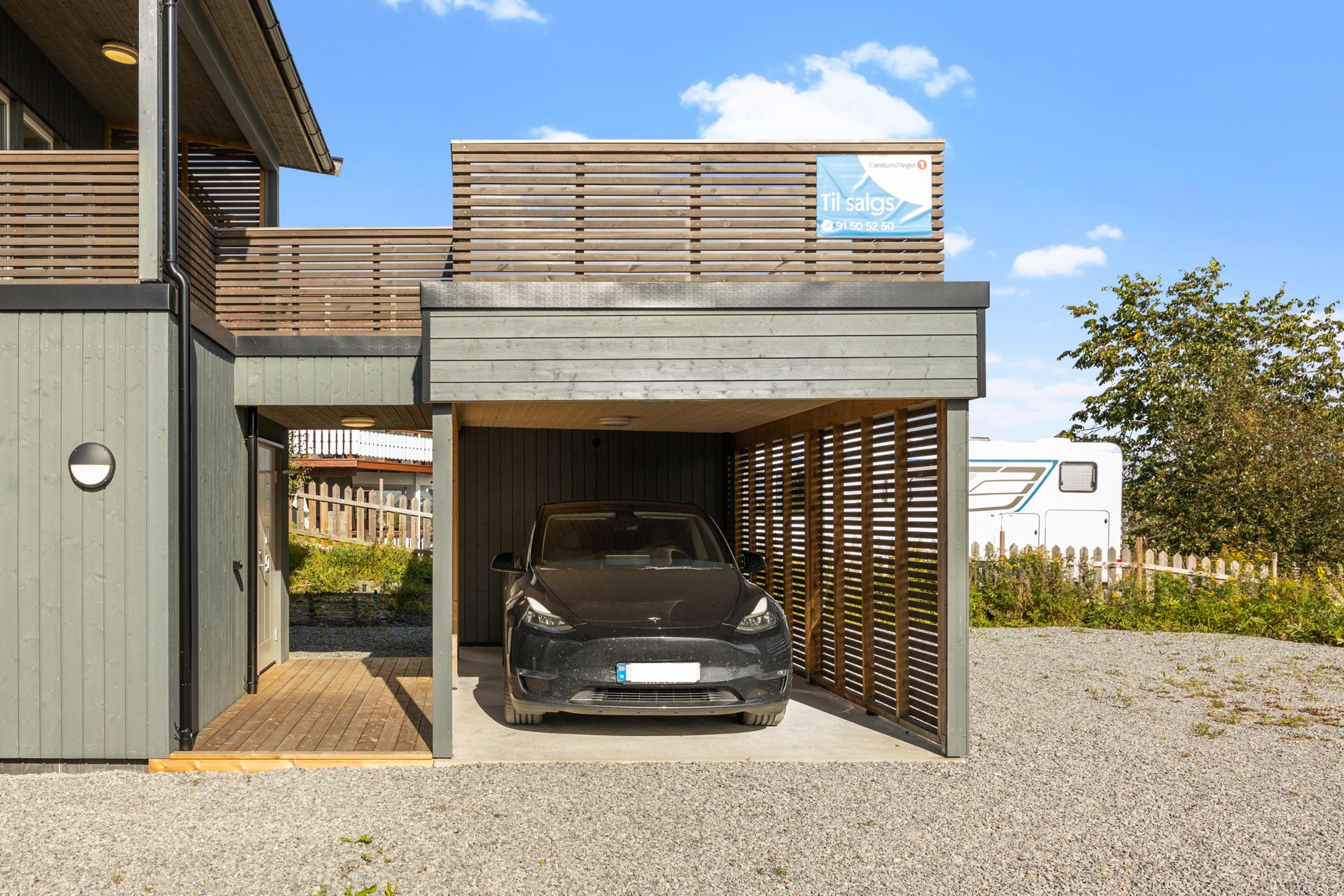 Boligen er oppført i 2022 og har en behagelig standard. Det er parkering i carport. . Bilde nummer 3 av 3