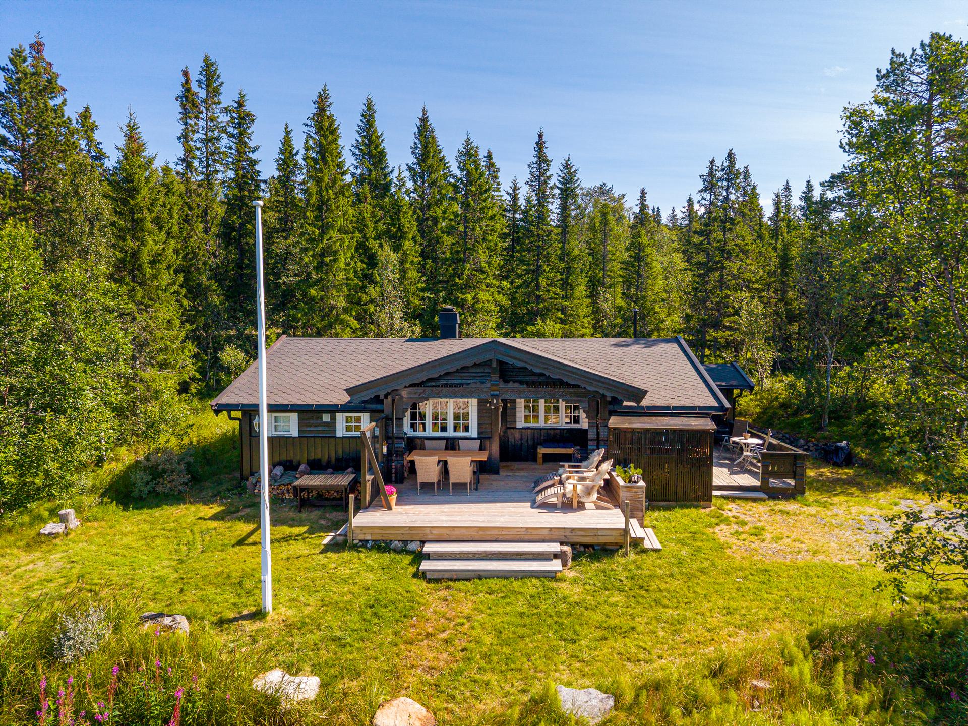 EiendomsMegler1 ved Guro Borsodi Bakka ønsker velkommen til Gvålsheiavegen 36!                       Foto Inbovi. Bilde nummer 1 av 3
