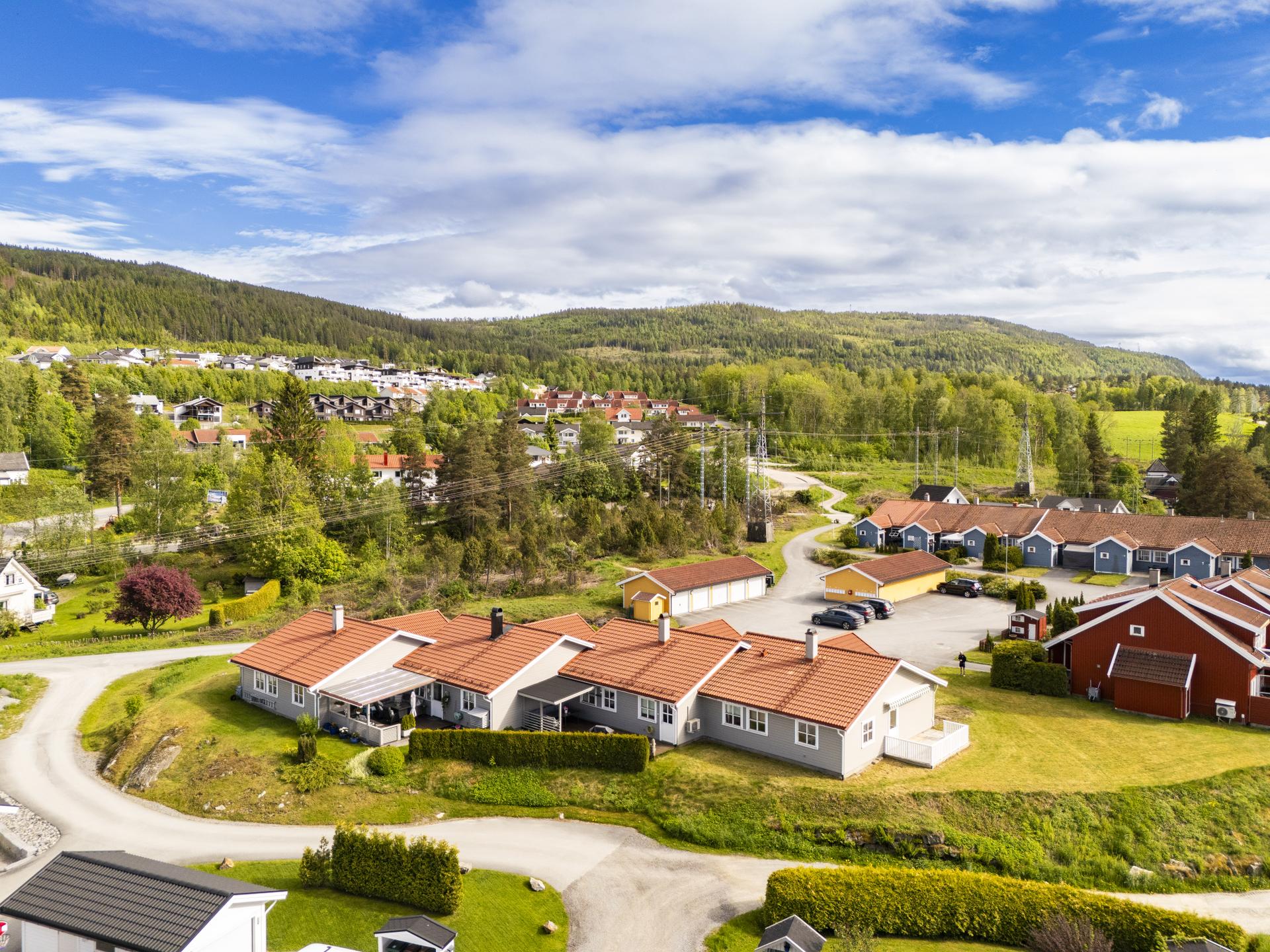 Boligen ligger i et rolig nabolag med kort vei til barnehager og skoler.. Bilde nummer 3 av 3