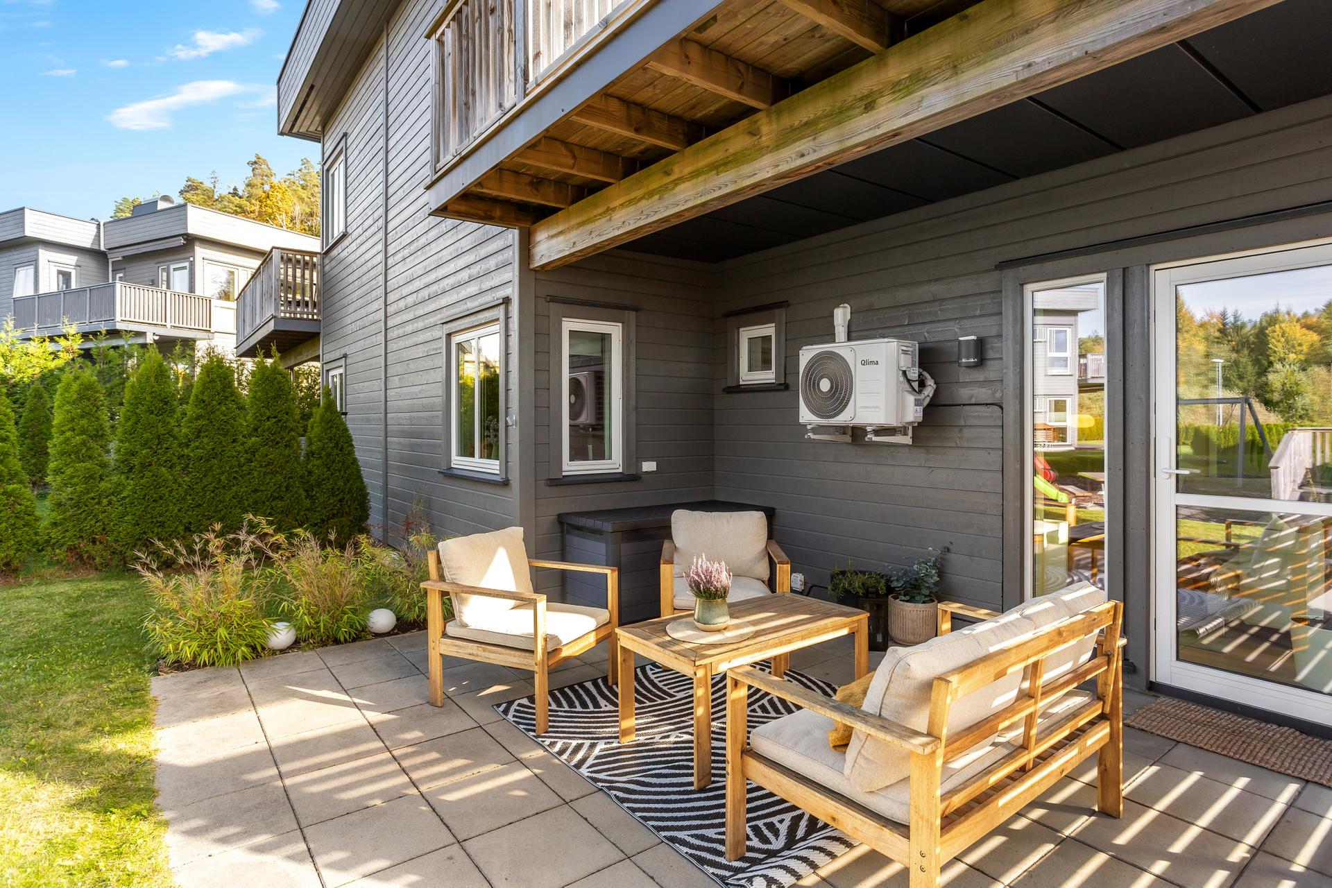 Selveierleilighet fra 2021 med alt på ett plan og utgang til en vestvendt markterrasse.. Bilde nummer 2 av 3