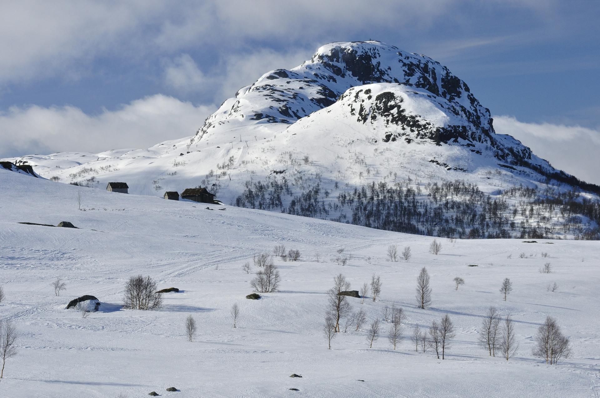 Nydelig natur, flotte fjell og utstrakte skiløyper og turstier. Her mot Reinsstølen, Gullingen og skitrekket.. Bilde nummer 2 av 3