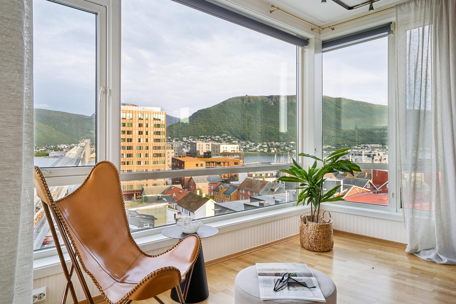 Stuen er lys med gjennomgående parkett og malte flater.. Bilde nummer 2 av 3