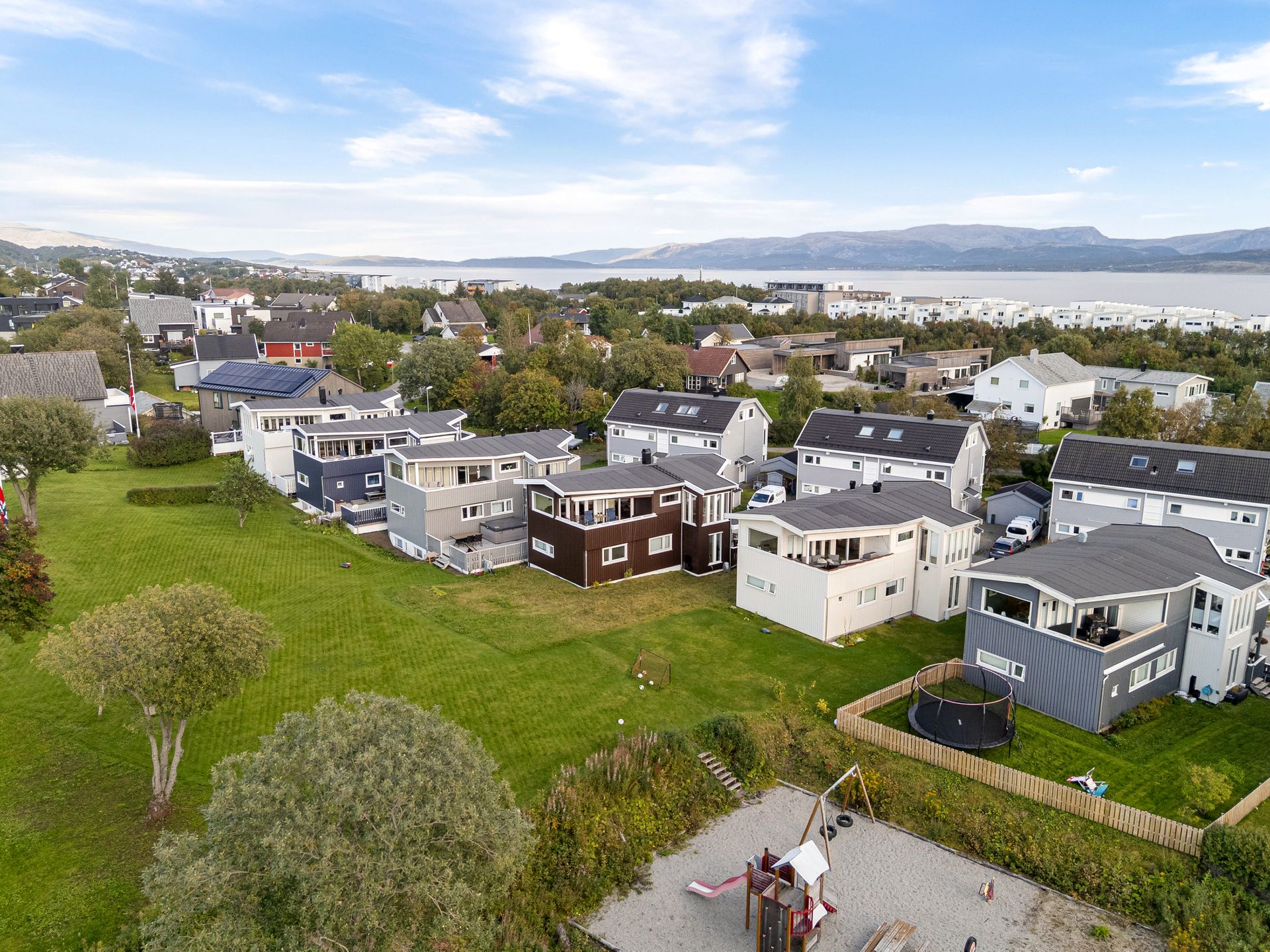Boligen ligger nært lekeplass og grenser til stort grøntområde.. Bilde nummer 3 av 3
