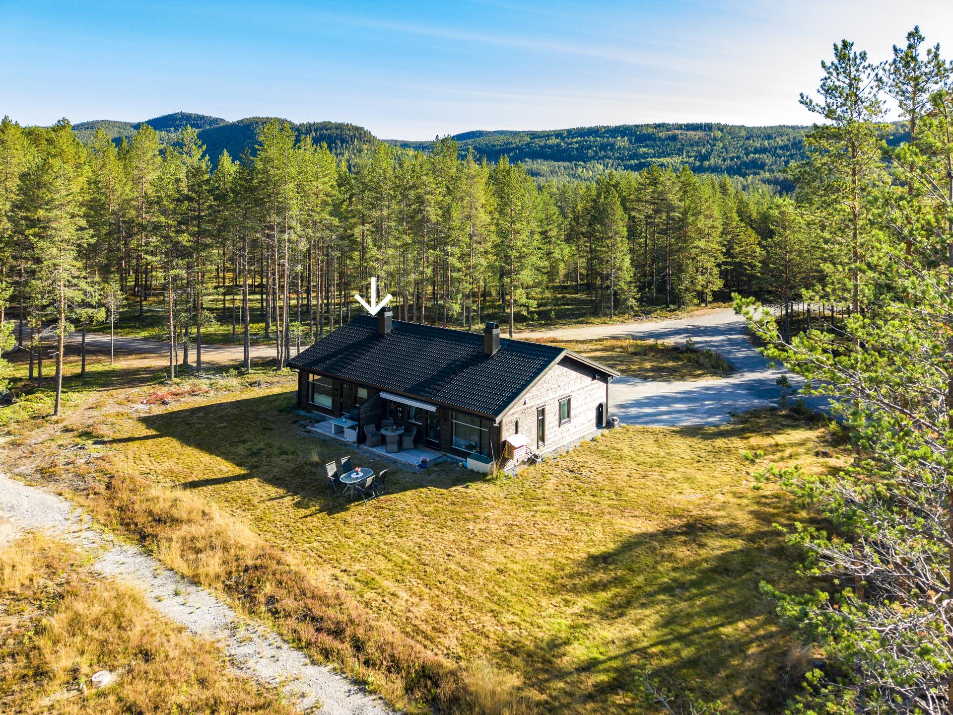 Halvpart av vertikaldelt tomannsbolig fra 2023, fredelig etablert i skogkledde omgivelser.. Bilde nummer 2 av 3