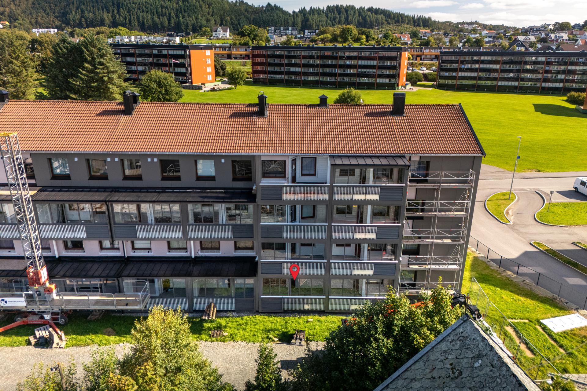 Bygget er oppført i 1954 og er en del av Blokkbygg Borettslag.. Bilde nummer 3 av 3