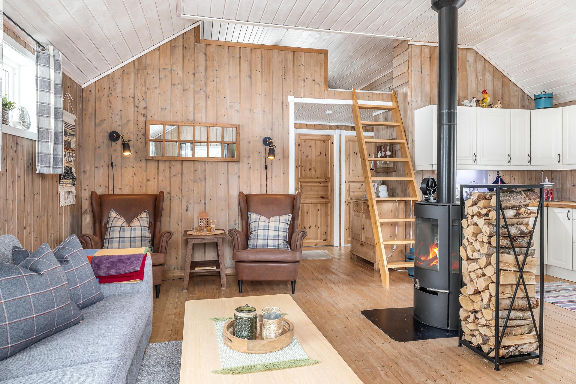 Tradisjonell og koselig hytte med praktiske løsninger . Bilde nummer 2 av 3