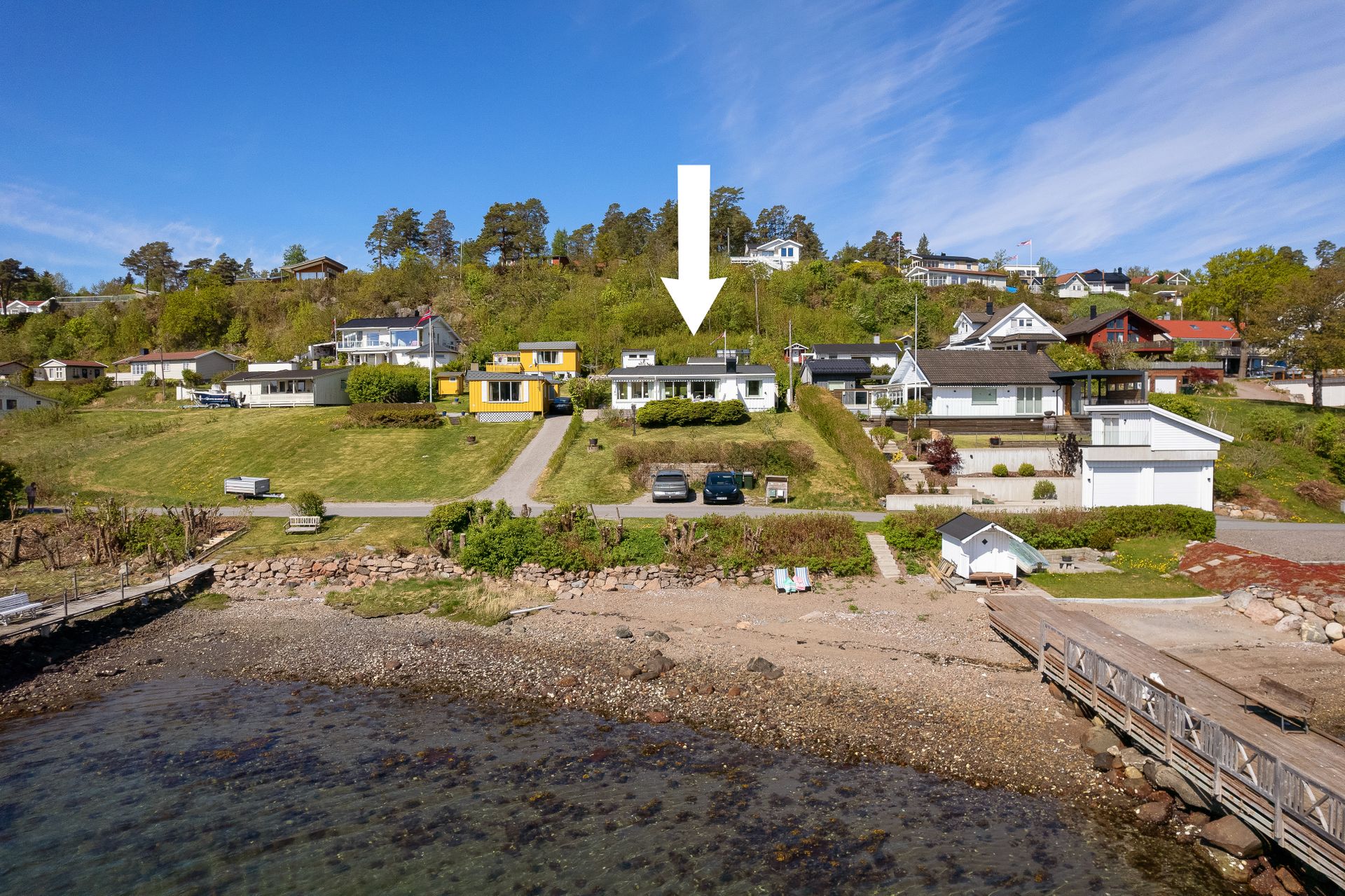 Rett nedenfor den solrike fritidseiendommen er det strandrett og egen båtplass.
. Bilde nummer 3 av 3