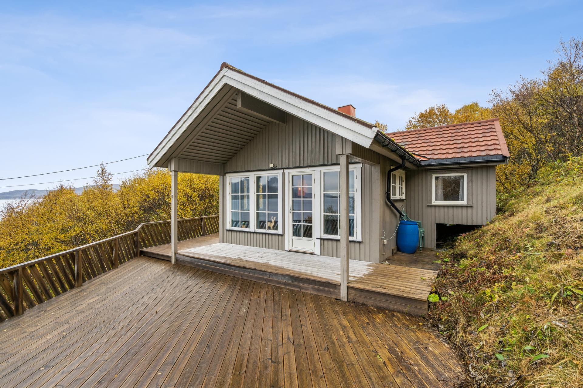 Fritidsbolig med 3 soverom og hems i flott sjønær beliggenhet/ Eget naust. Bilde nummer 2 av 3
