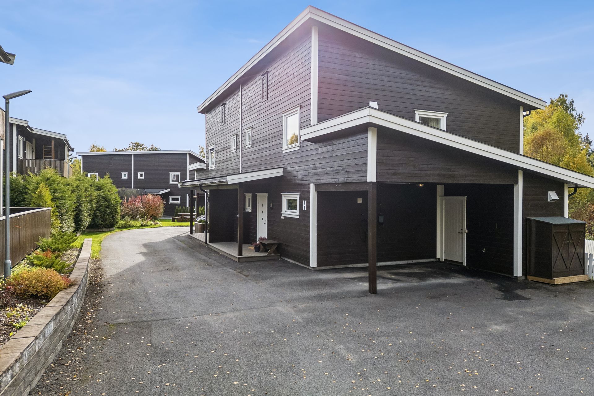 Vertikaldelt tomannsbolig fra 2018 over to plan, med tilhørende carport og asfaltert gårdsplass.. Bilde nummer 2 av 3