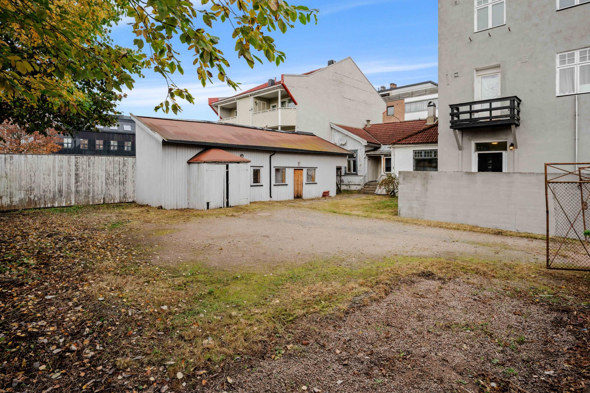 Uteområdet gir god plass til lagring, parkering og opphold.. Bilde nummer 2 av 3