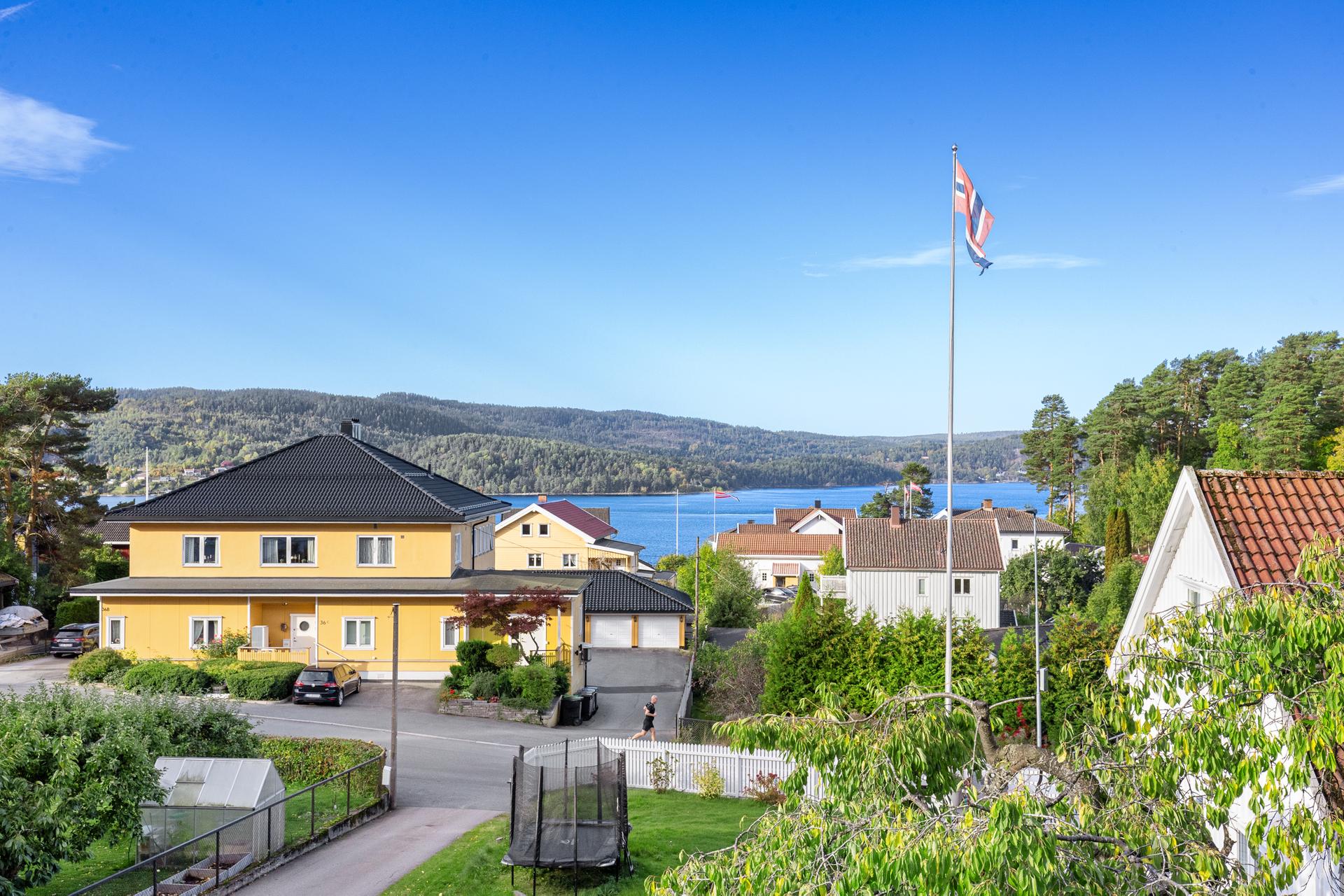 Velholdt enebolig med moderniseringsbehov. Stort potensial, utsikt mot Drøbaksundet, solrikt og hyggelig hage m/anneks.. Bilde nummer 2 av 3