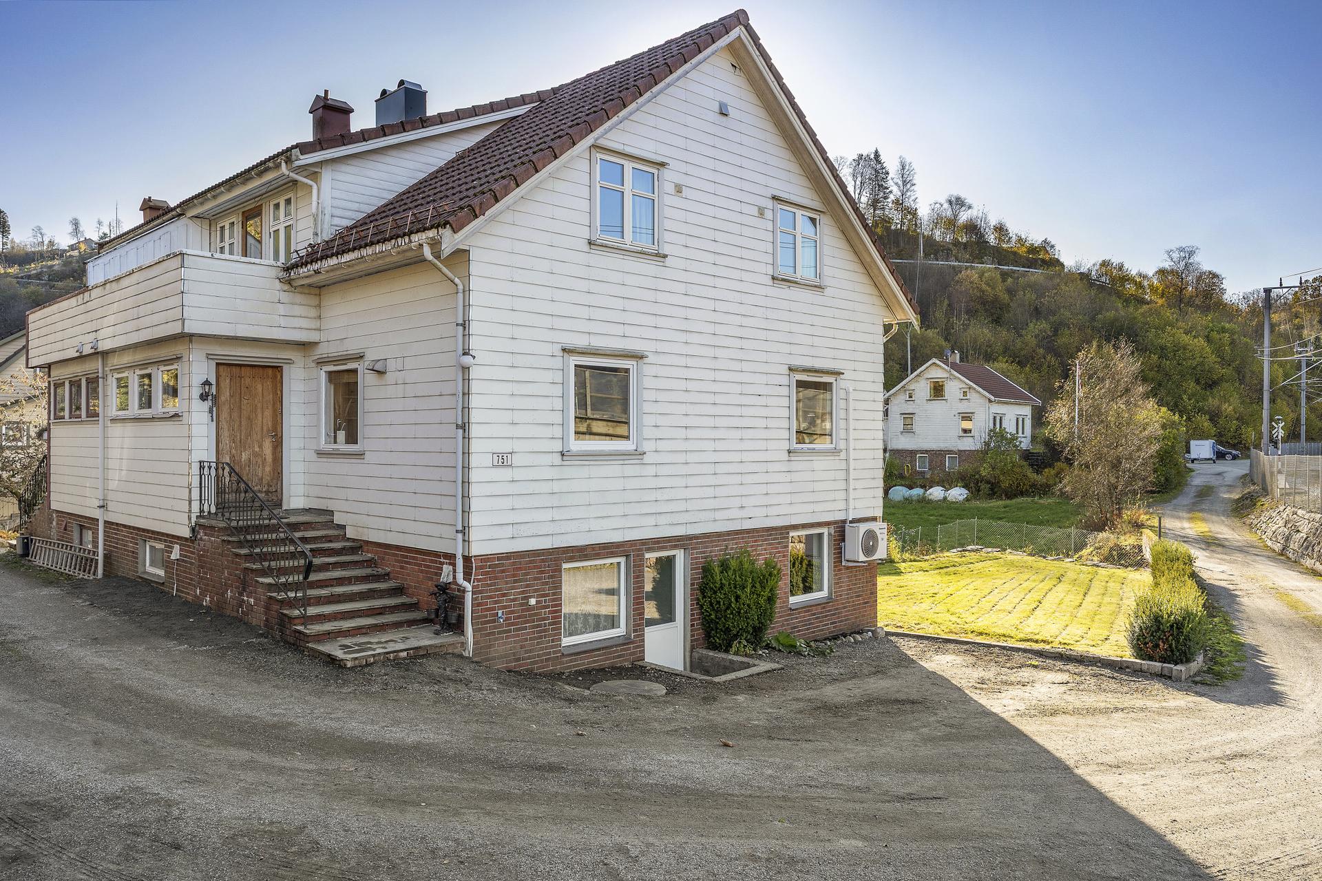 Vertikaldelt tomannsbolig over tre etasjer med romslig tomt og frittstående garasje.. Bilde nummer 3 av 3