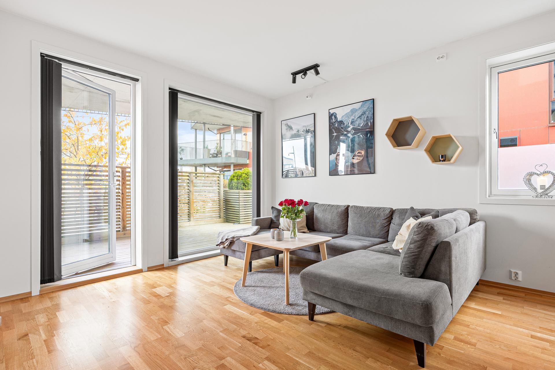 Stuen har parkett på gulvet og direkte utgang til en stor markterrasse.. Bilde nummer 3 av 3