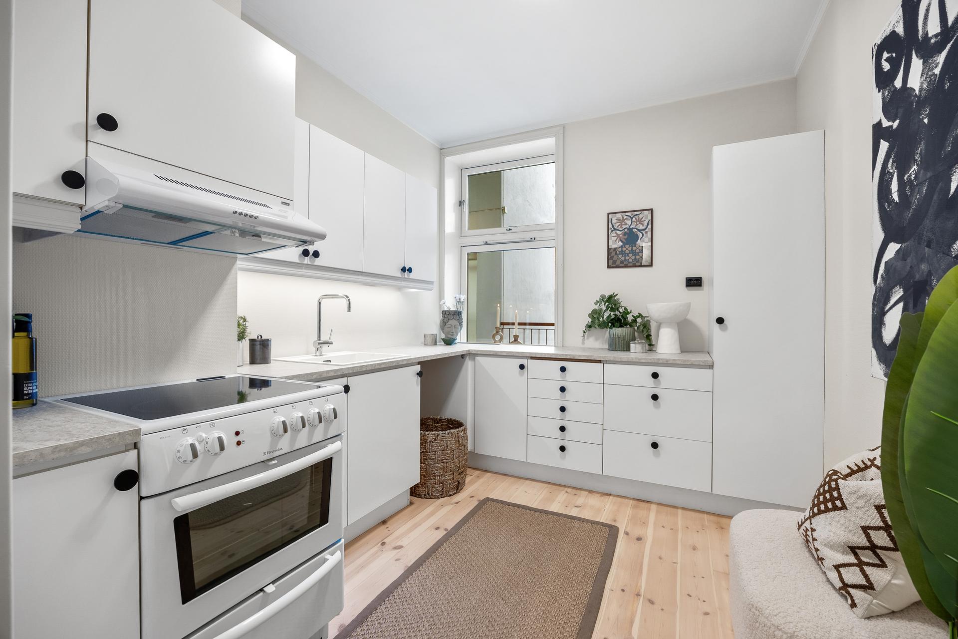 Kjøkkeninnredning fra Ballingslöv og laminat benkeplate.. Bilde nummer 3 av 3