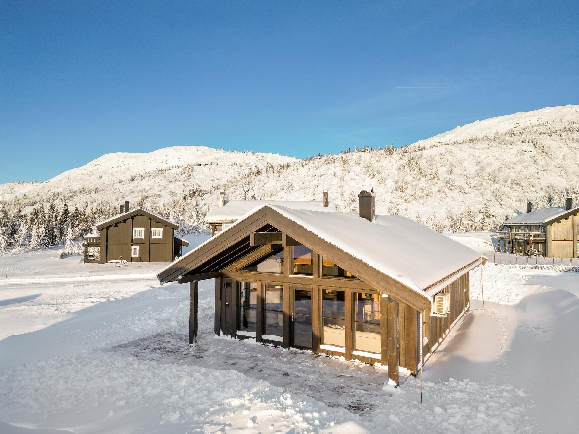 Hytta ligger fint til i feltet ca. 803 m.o.h. med romslig terrasse mot både sør og vest på totalt ca. 41 kvm som gir fine solforhold til uteplassene.. Bilde nummer 3 av 3