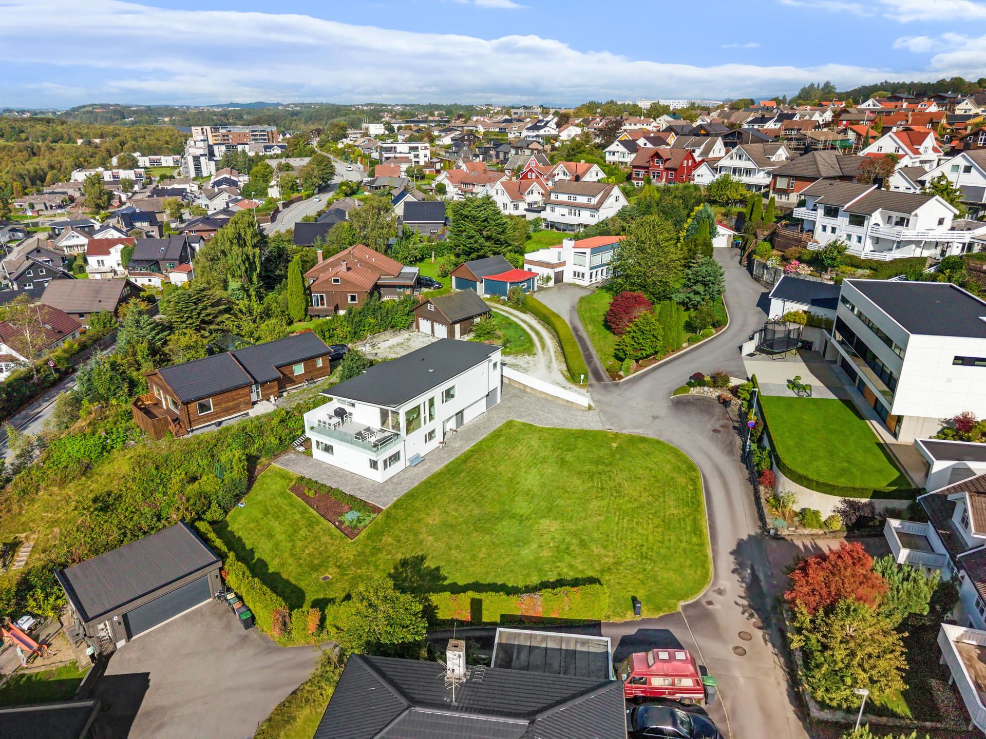 Etablert og barnevennlig boligområde med trygg gangavstand til både skoler og barnehager.. Bilde nummer 3 av 3