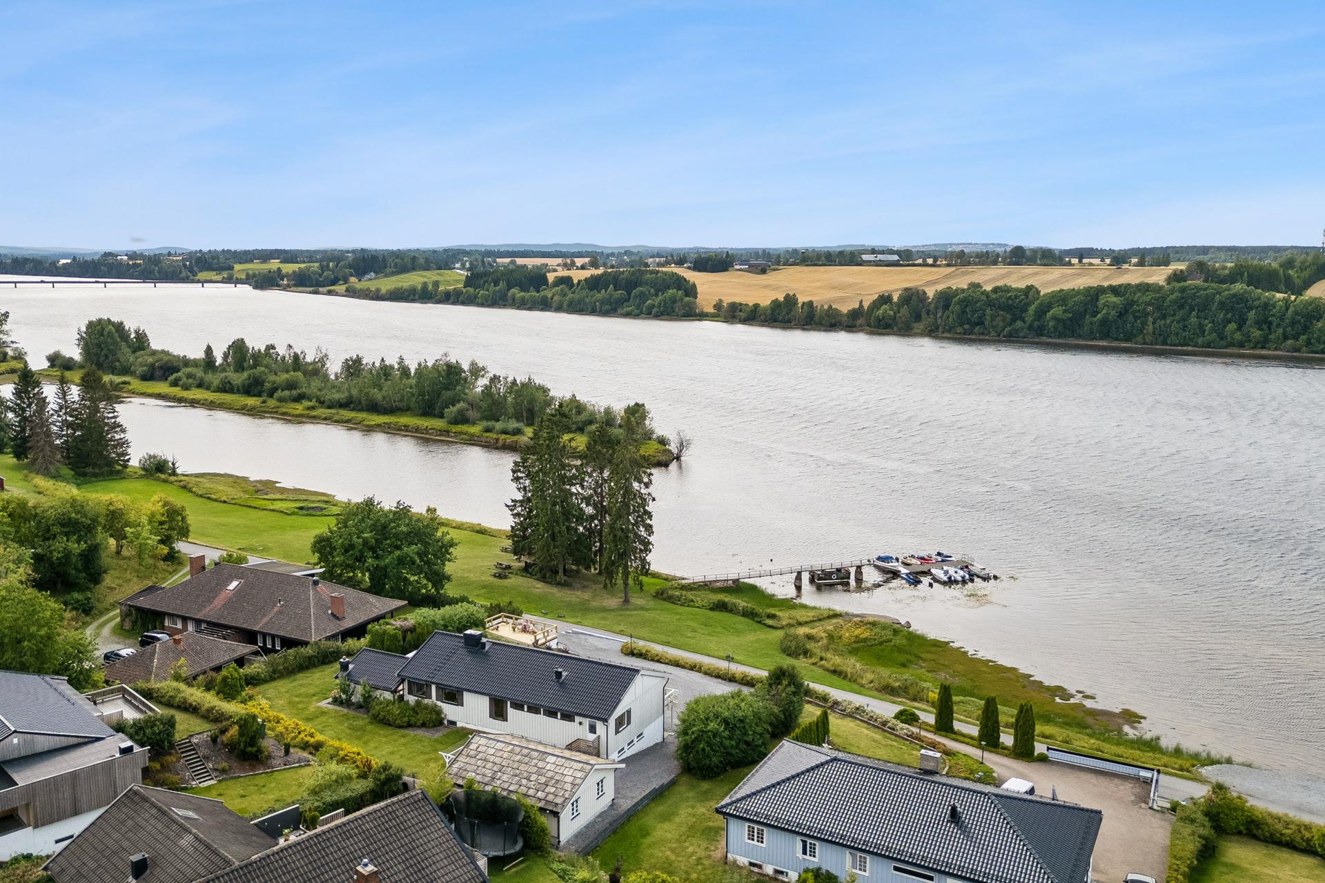 Eiendommen har en helt unik og idyllisk beliggenhet med gangavstand til skoler og barnehage.. Bilde nummer 3 av 3