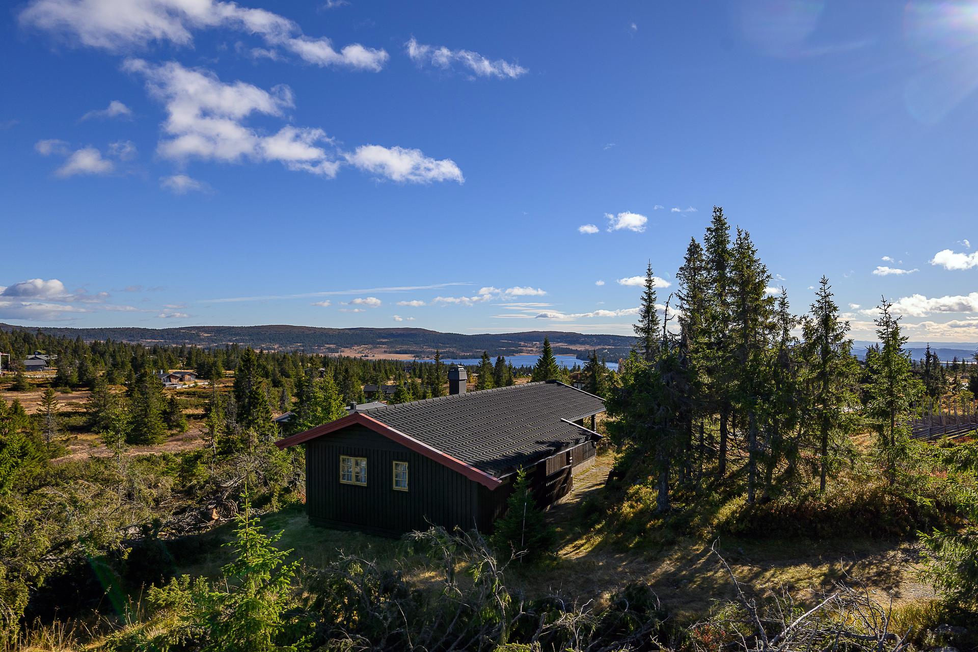 Hytta ligger i et veletablert meget populært område på Sjusjøen. . Bilde nummer 2 av 3