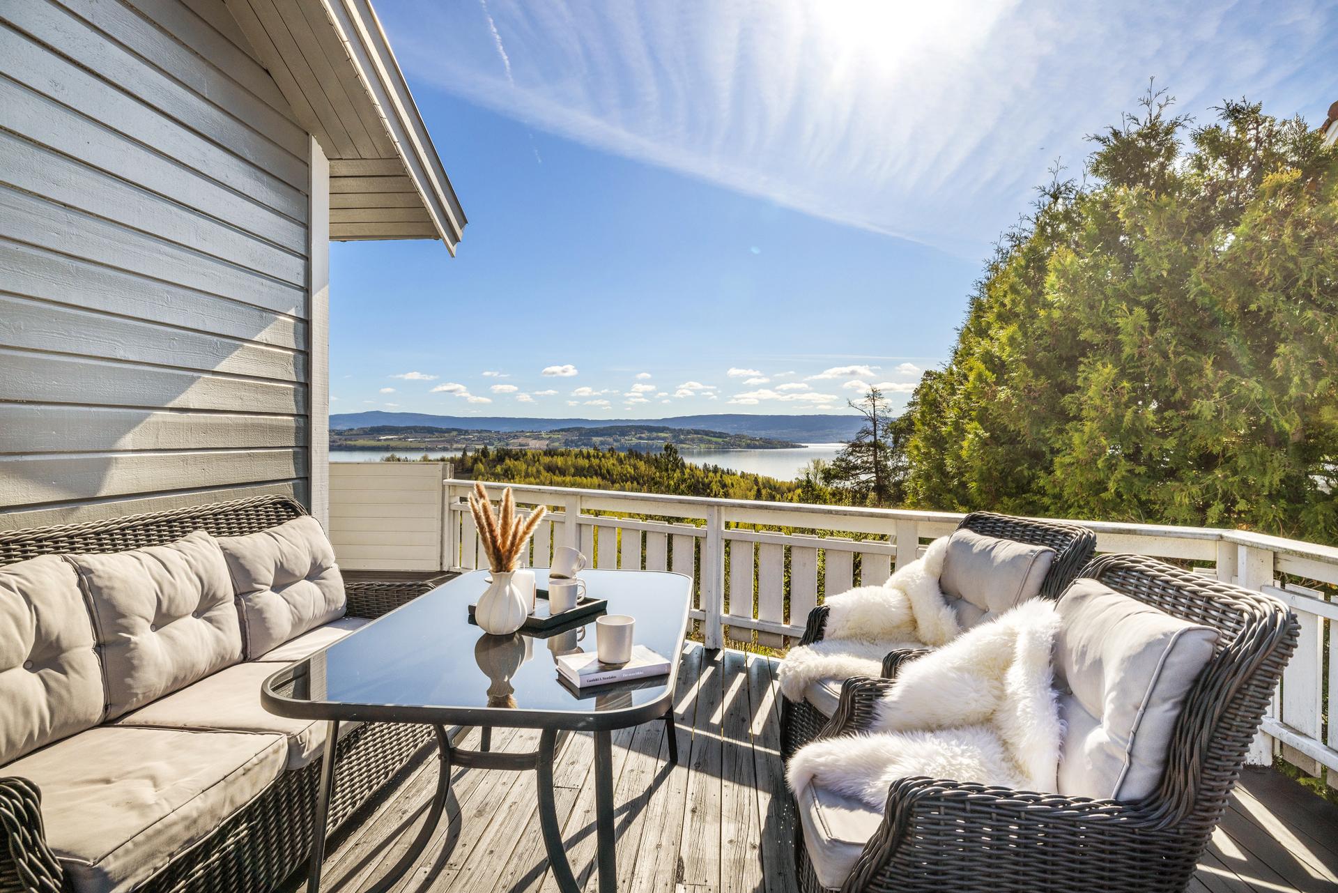 Stor syd-vestvendte terrasse med gode solforhold. . Bilde nummer 2 av 3