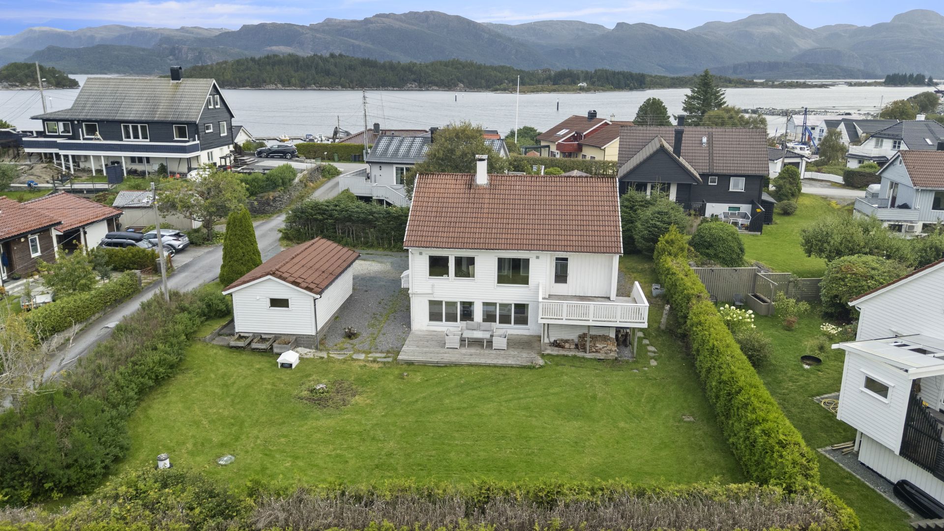 Bustaden ligg fint til i eit etablert og familievennleg område.. Bilde nummer 2 av 3