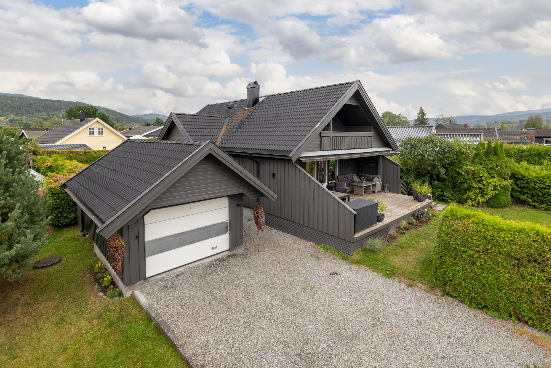 Innholdsrik enebolig over tre plan med romslig tomt, terrasse og frittstående garasje.. Bilde nummer 2 av 3