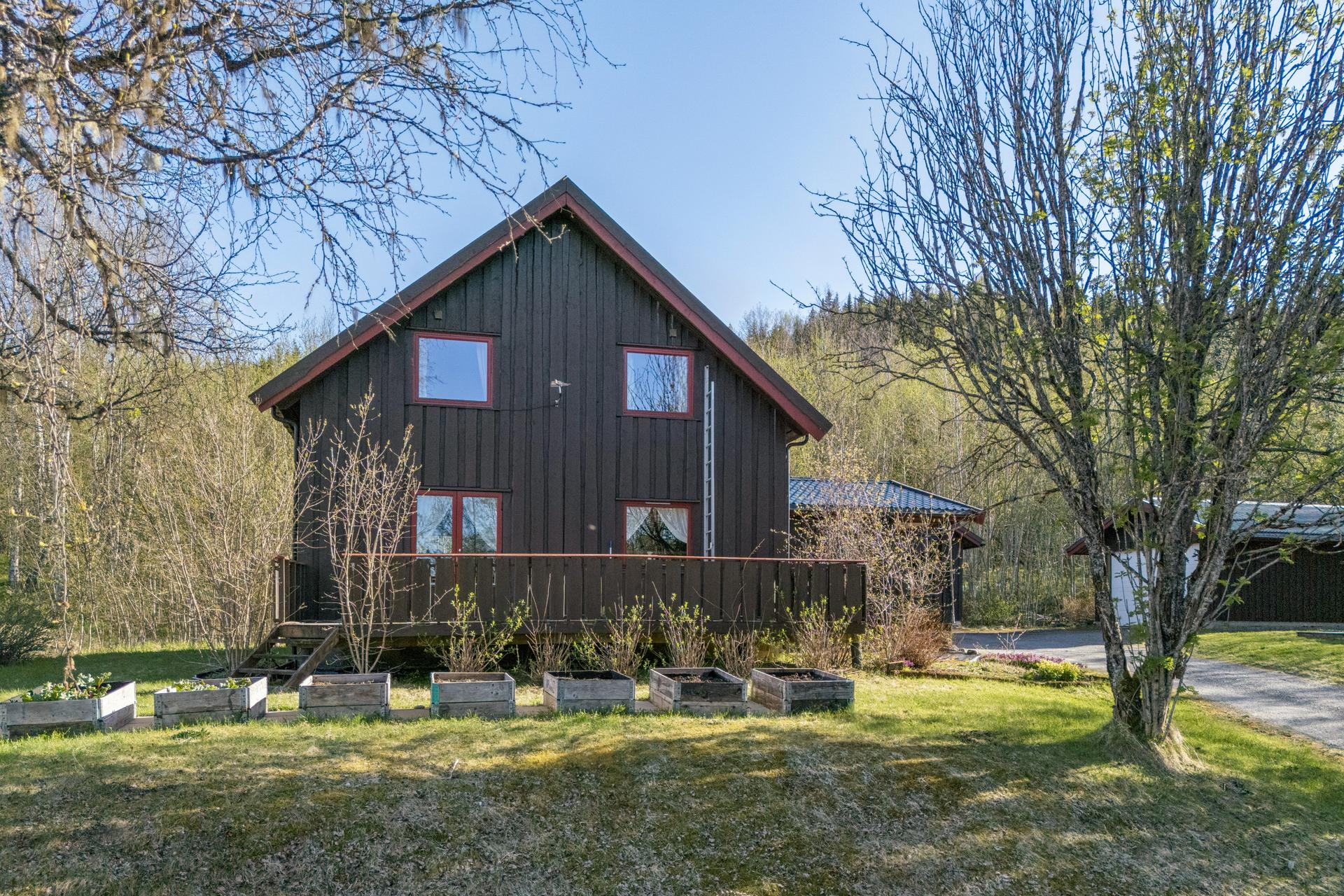 Tomten er opparbeidet med plen og har en terrasse på ca. 24 m² med utgang fra stuen.. Bilde nummer 3 av 3