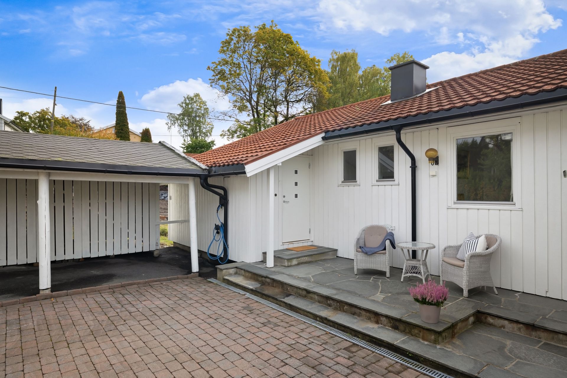 Innholdsrik enebolig over to plan med skjermet tomt, opparbeidet hage og carport.. Bilde nummer 2 av 3