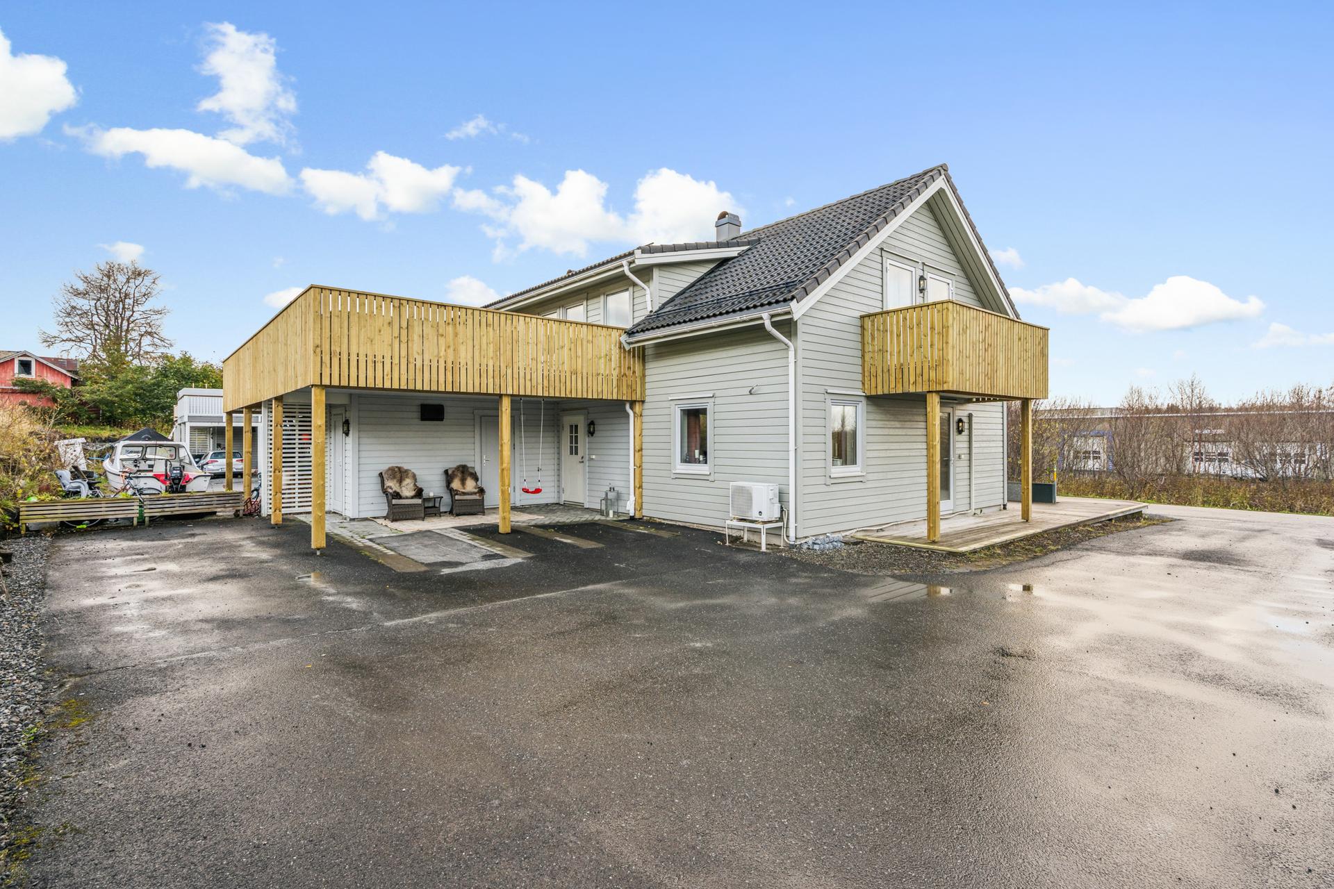 Vertikaldelt andel av tomannsbolig over to plan/ 3 soverom og integrert carport . Bilde nummer 2 av 3