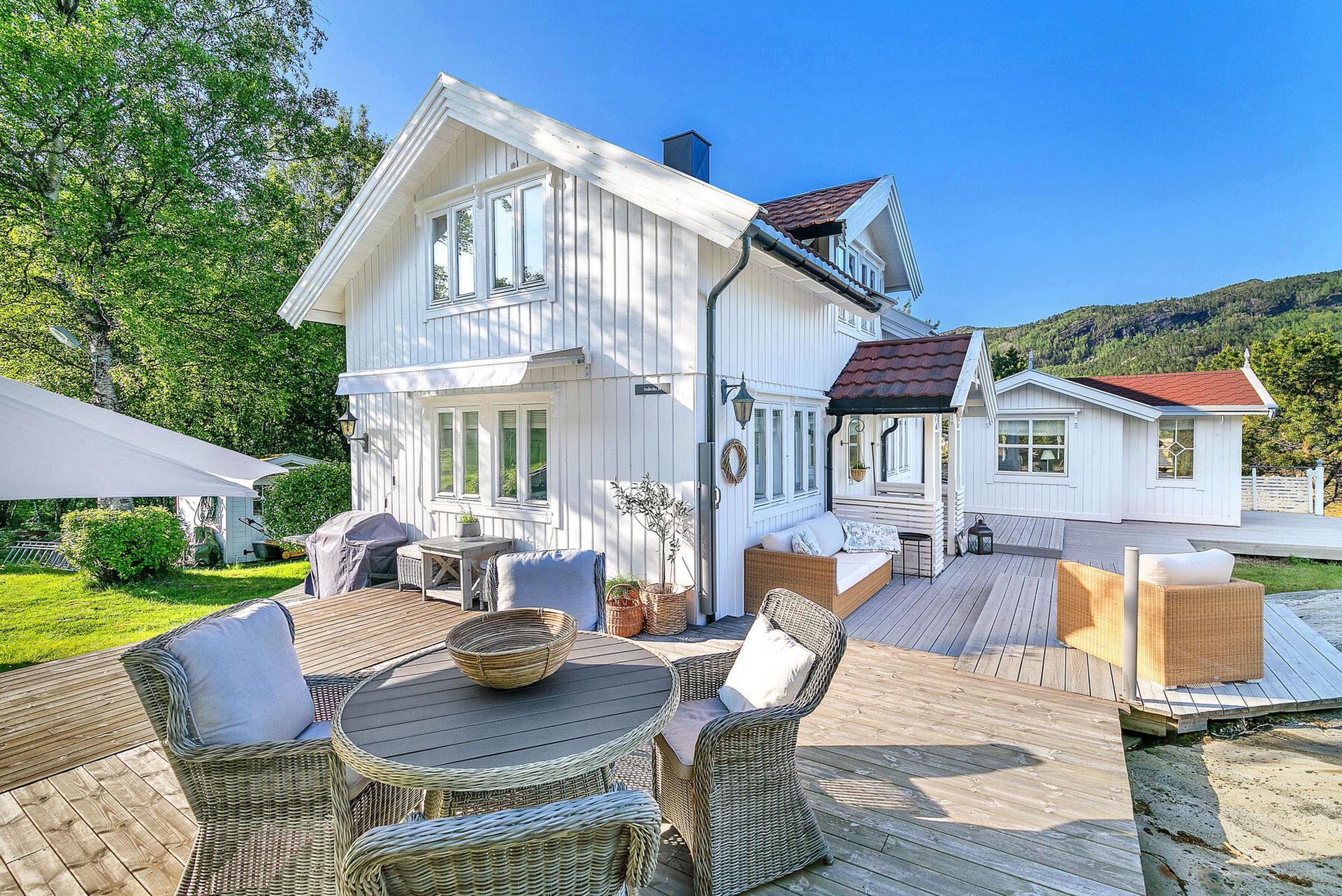Stort terrasse anlegg rundt store deler av eiendommen. . Bilde nummer 3 av 3