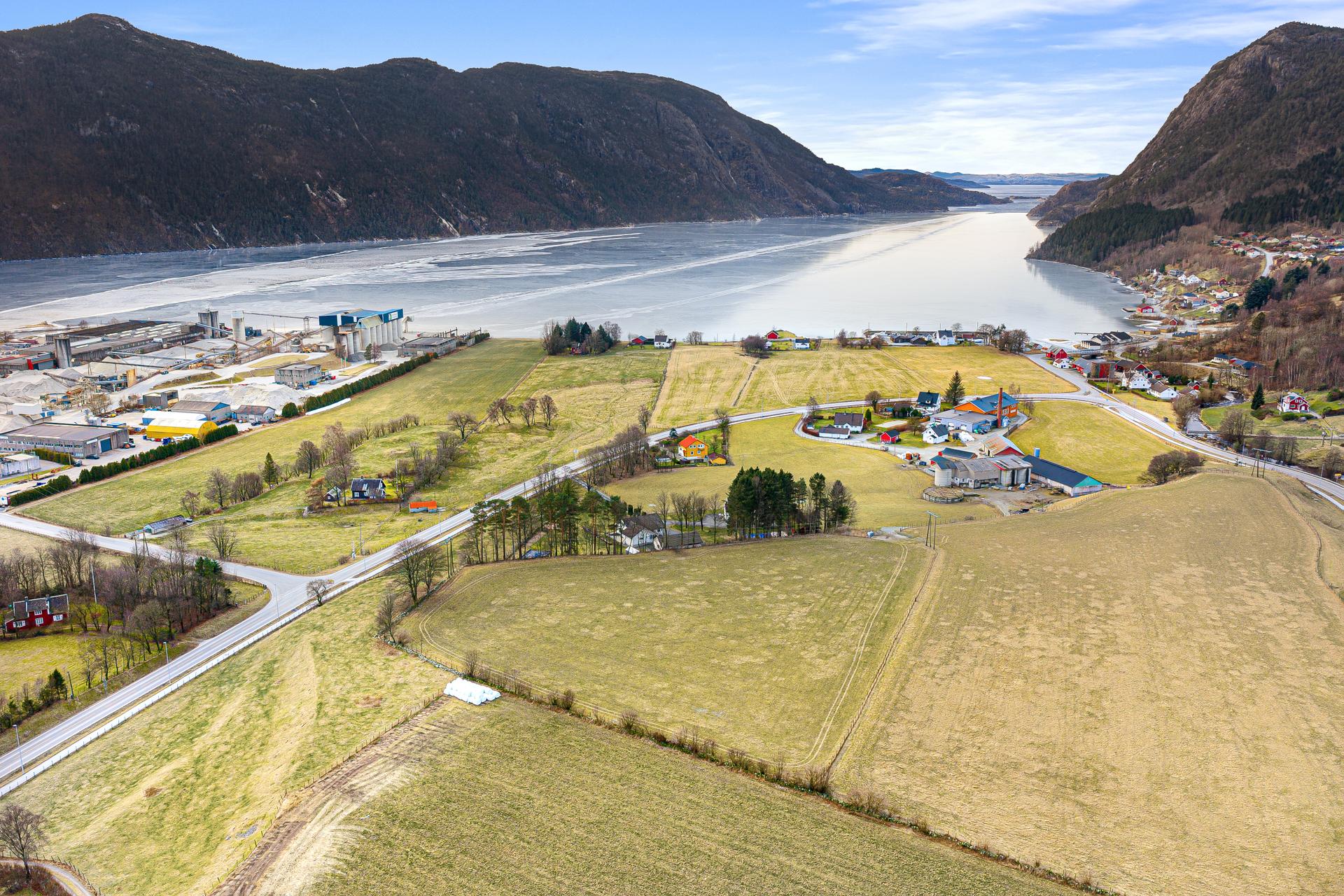 Landbrukseiendom bestående av jord og skur for sauer i Årdal, Hjelmeland kommune. Eiendommen presenteres av Kristine Ree Espedal i EiendomsMegler 1 Jærmegleren. Foto: Fotograf Haukland AS. Bilde nummer 1 av 3