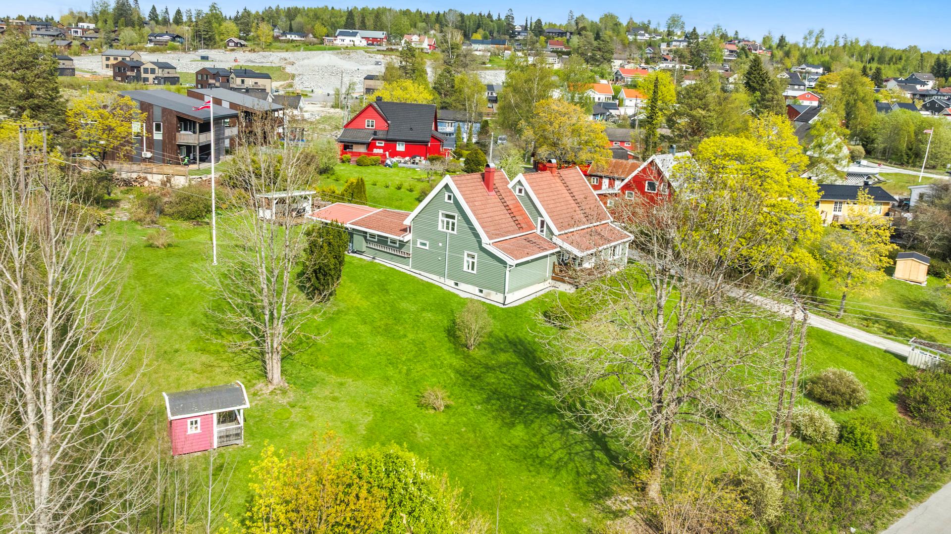 Den sjarmerende boligen ligger fint til på en stor tomt med kort vei til butikker, skoler og barnehage! Her er det godt med boltreplass for både store og små!. Bilde nummer 2 av 3