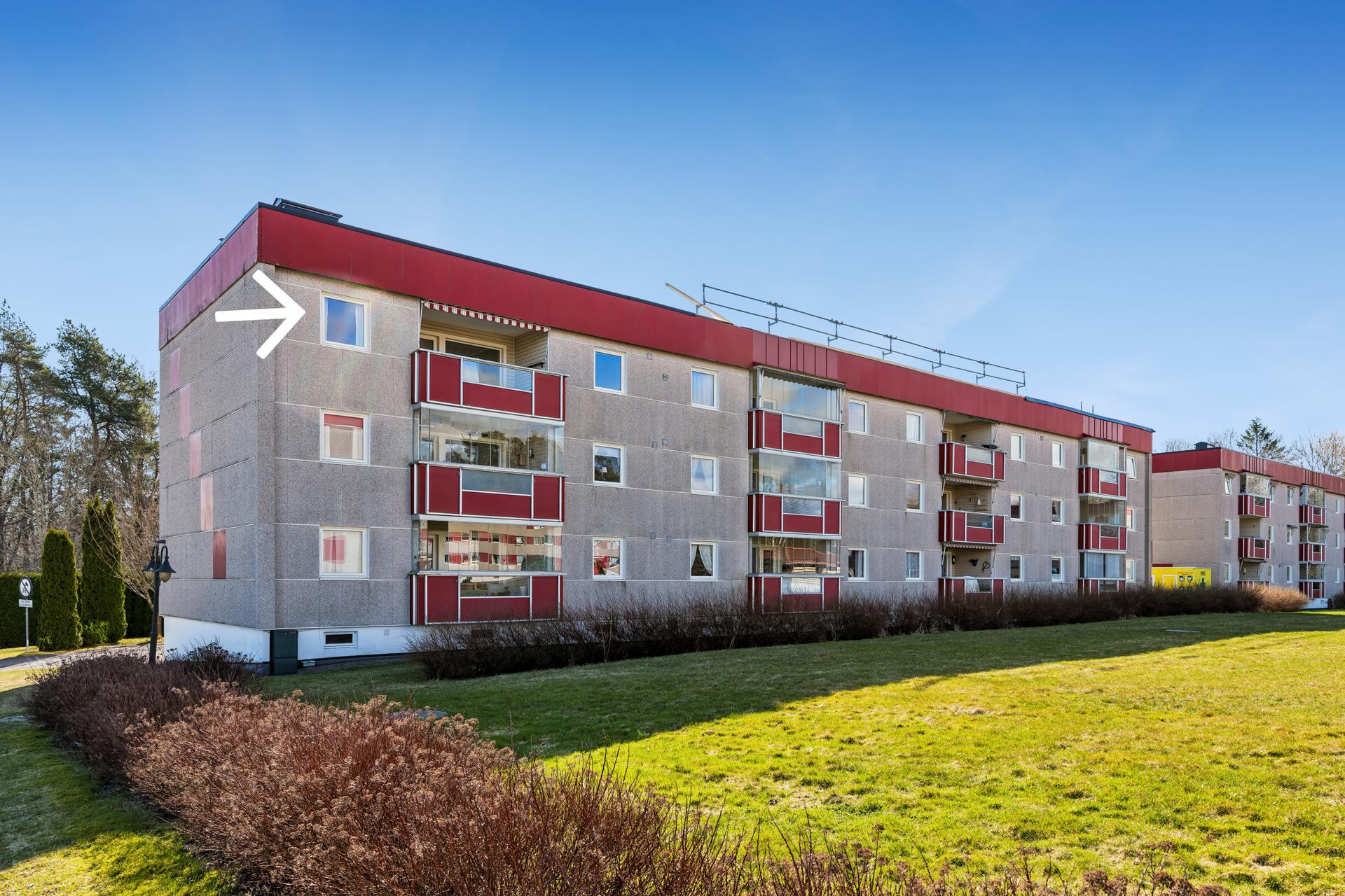 Vestvendt fasade med balkong.. Bilde nummer 1 av 3
