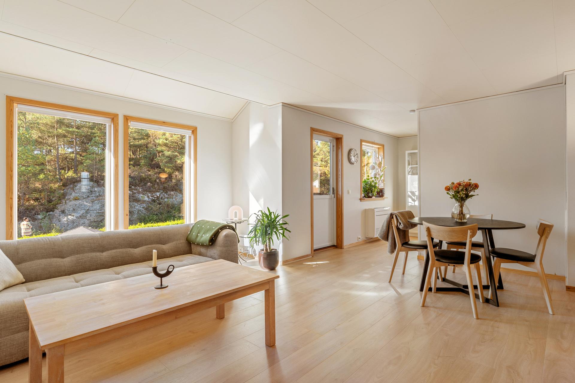 Lys og trivelig stue med nyere, enstavs laminatgulv.. Bilde nummer 2 av 3