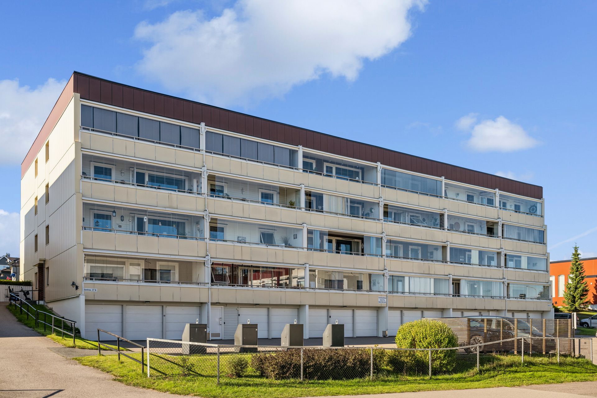 Sentrumsnær, lettstelt og romslig 2-roms andelsleilighet m/innglasset balkong.. Bilde nummer 2 av 3