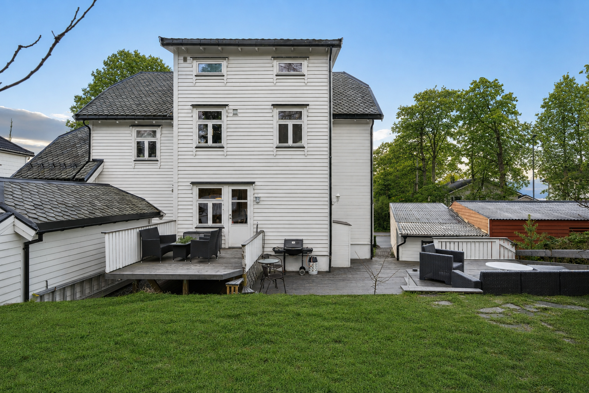 Dette er en familievennlig og svært sentralt beliggende halvpart av horisontaldelt tomannsbolig over to plan. Bildet er redigert ved hjelp av AI.. Bilde nummer 2 av 3