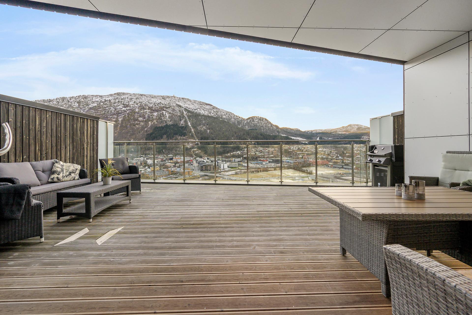 Frå stova ledar glasskyvedør ut til stor og svært solrik terrasse på heile 35 kvm. . Bilde nummer 3 av 3