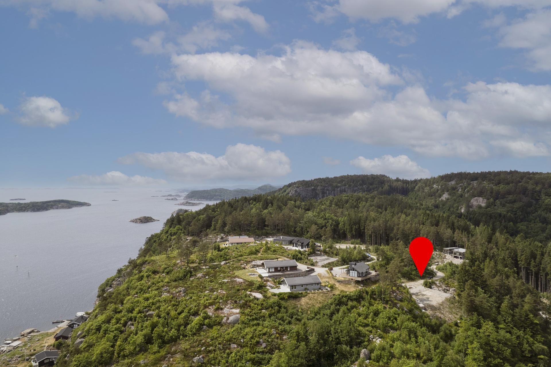 Fra den opparbeidede byggegrunnen åpner utsikten seg mot fjorden.. Bilde nummer 2 av 3