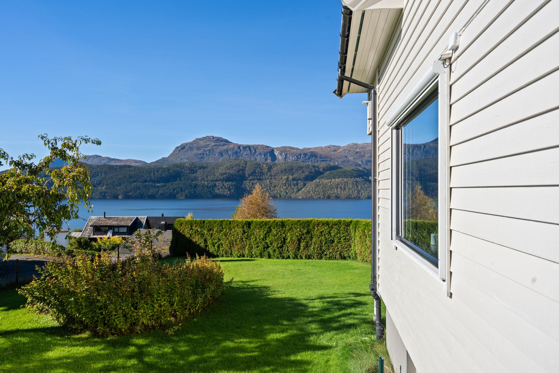 Enebolig over tre plan med opparbeidet hage og utsikt over Sandsfjorden.. Bilde nummer 3 av 3